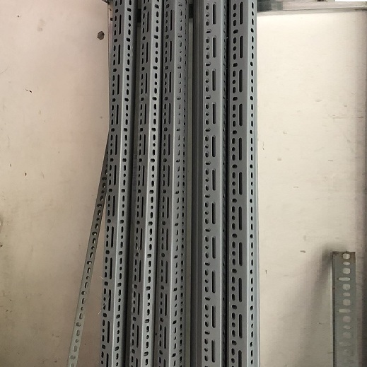 Thép V đục lỗ 3x5 thanh 3M  - Ảnh 1